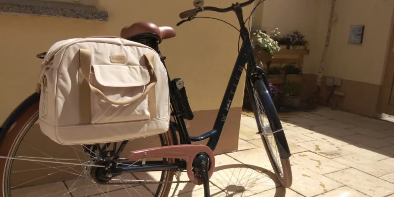 Fahrrad mit Fahrradtasche als Symbol für nachhaltige Mobilität bei der LKA Agentur